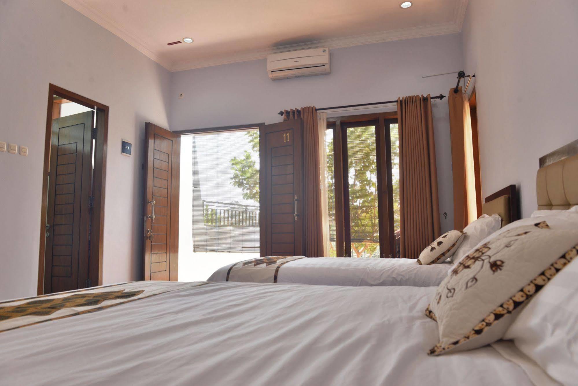 Hotel Malang Hill Syariah Redpartner Esterno foto