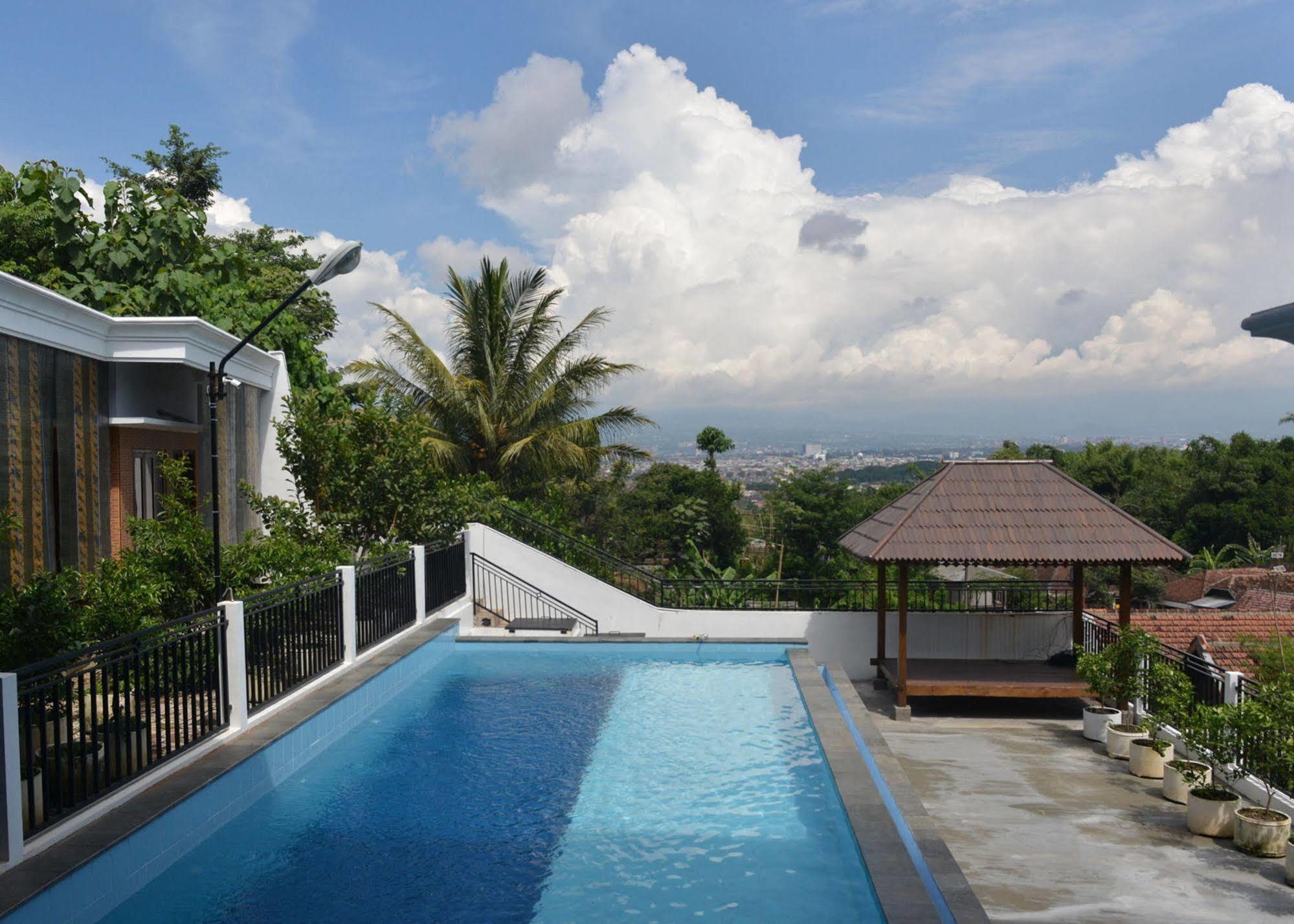 Hotel Malang Hill Syariah Redpartner Esterno foto