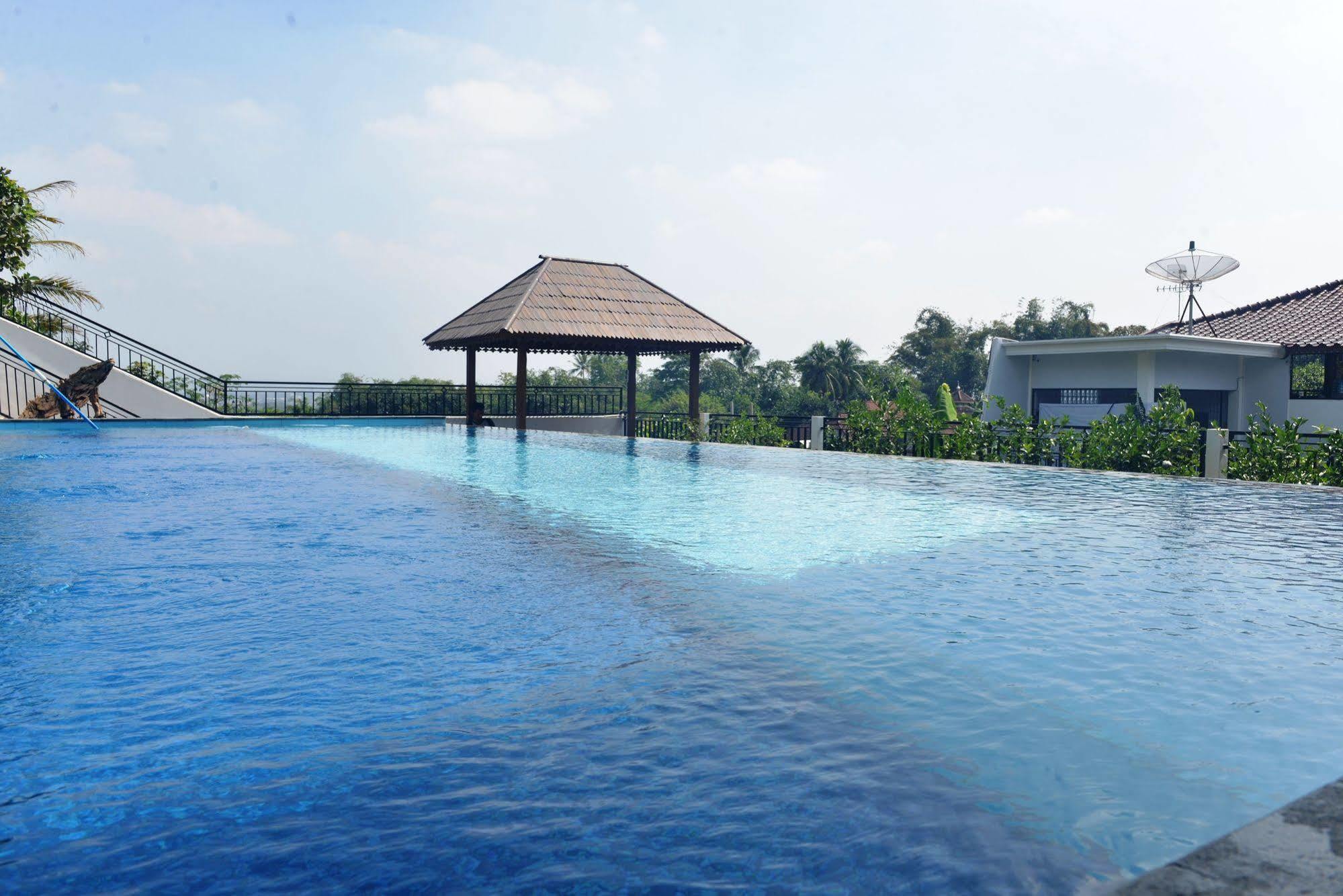 Hotel Malang Hill Syariah Redpartner Esterno foto