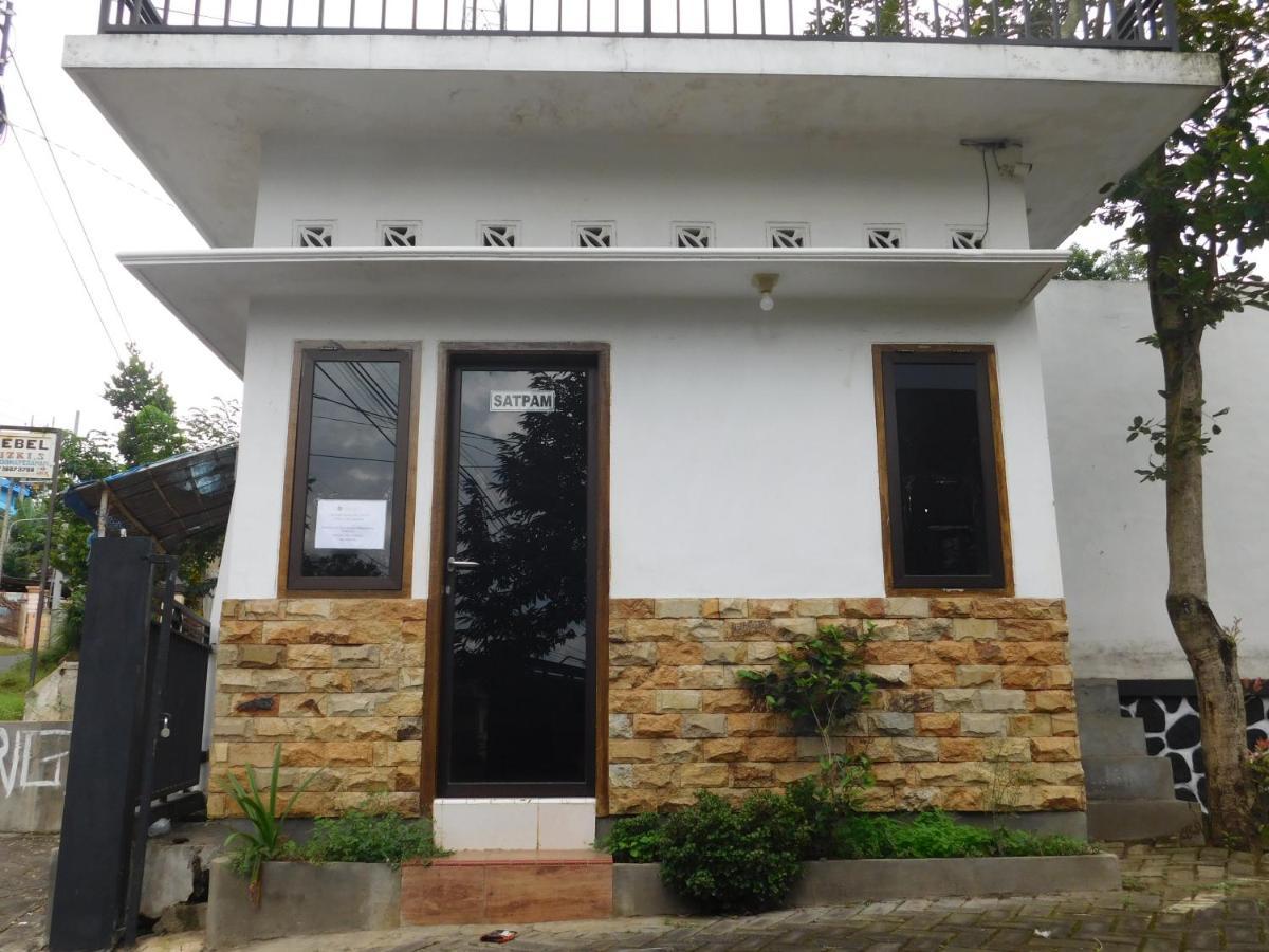 Hotel Malang Hill Syariah Redpartner Esterno foto